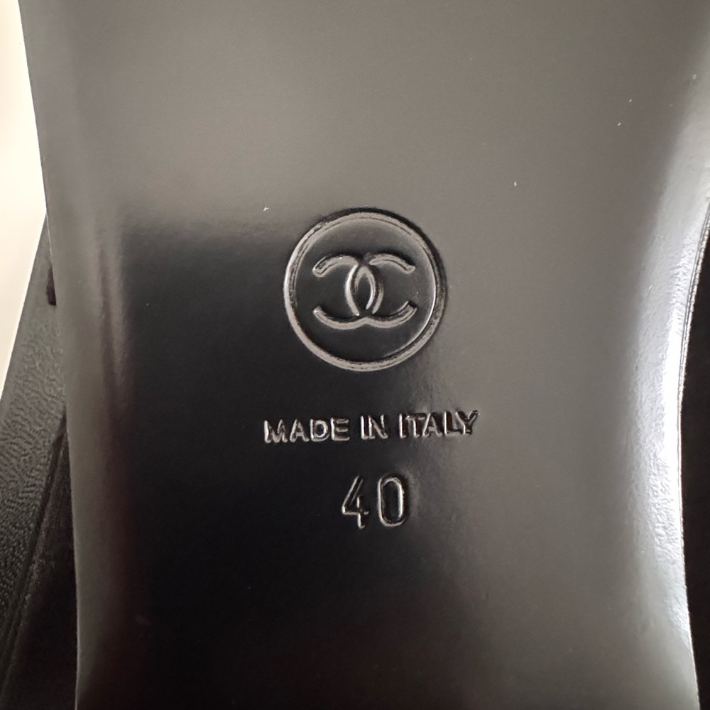 Brand New (NIB) CHANEL Goatskin Quilted Interlock CC Mules/Sandals/Slides Sz 40 - Picture 8 of 10